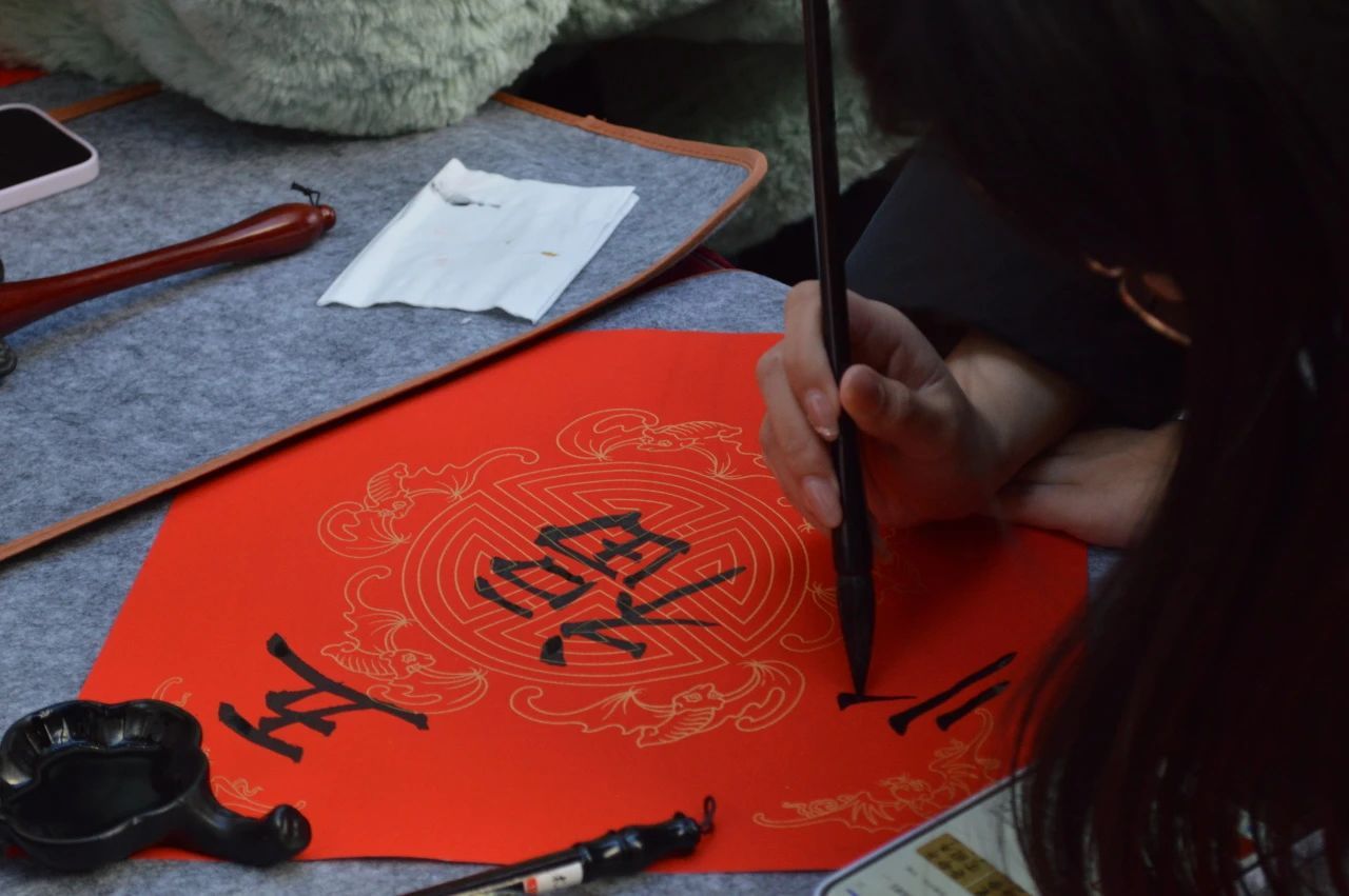 与50余名留校学子欢聚一堂