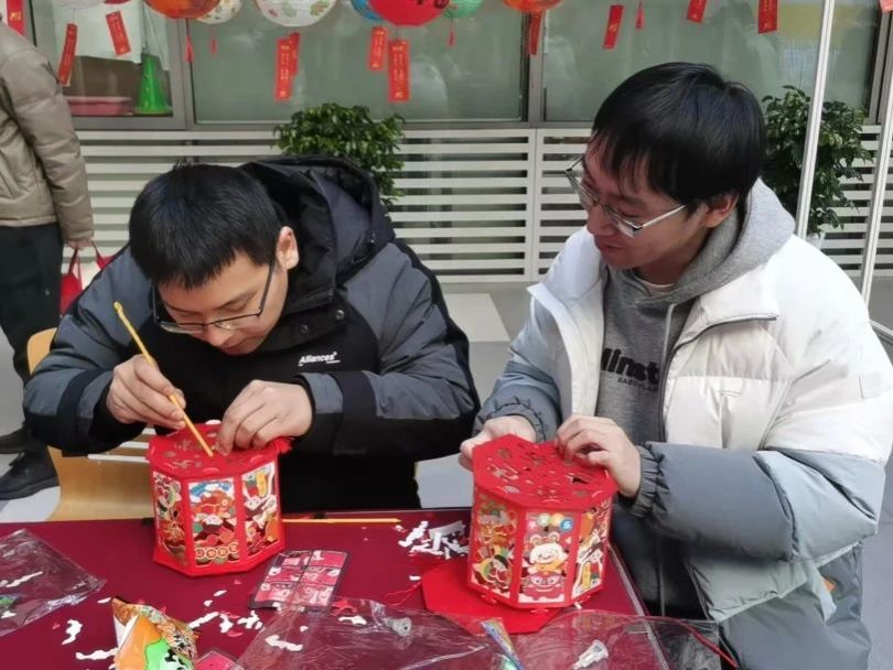 与会老师为留校学子赠送了由ky体育正