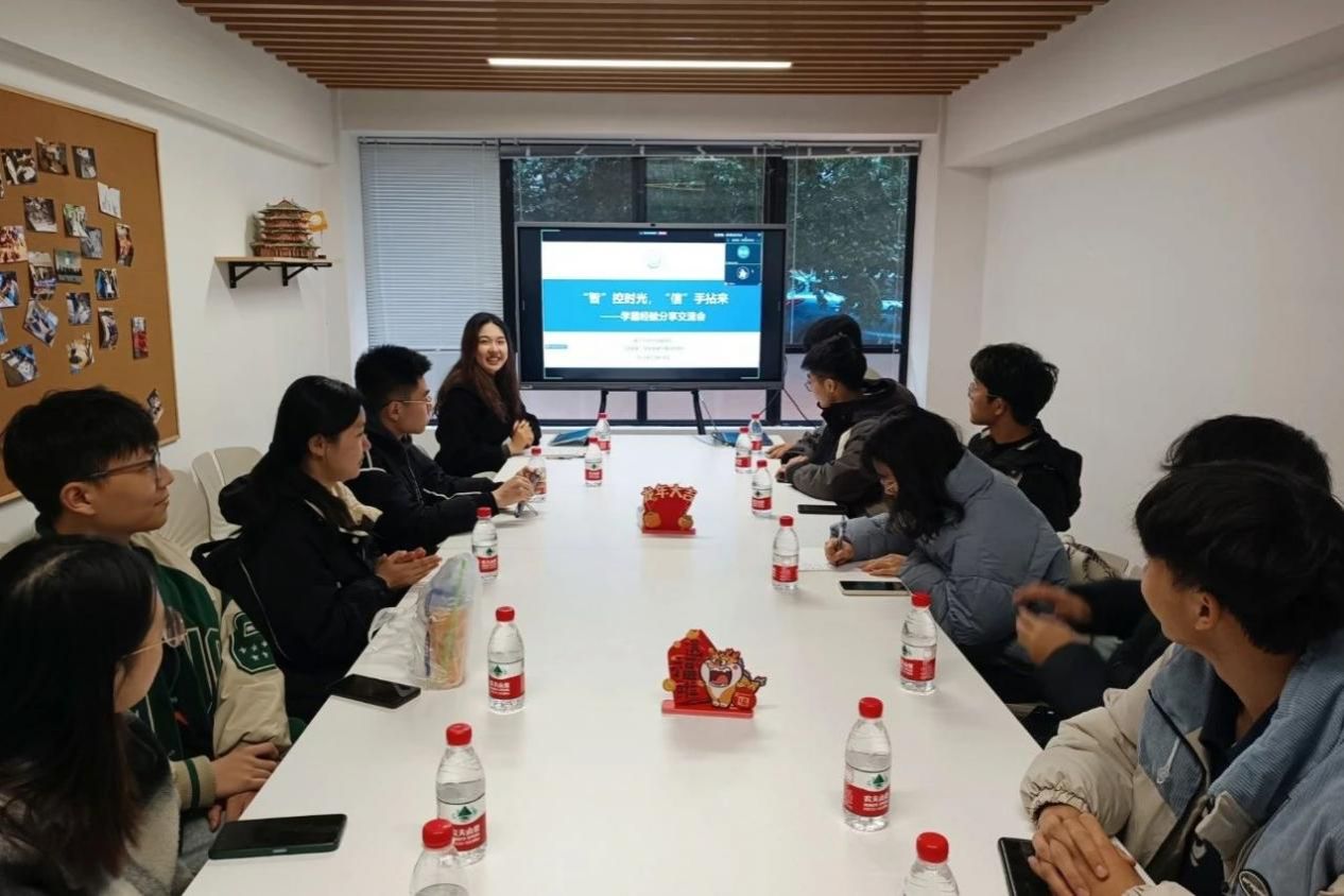 为充分发挥优秀朋辈的榜样力量